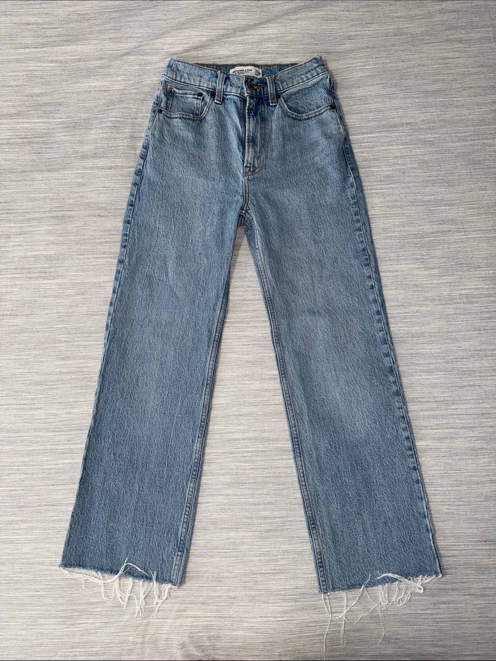 Abercrombie & Fitch 90s Relaxed High Rise Raw Hem Jeans in Light Blue Denim 24R